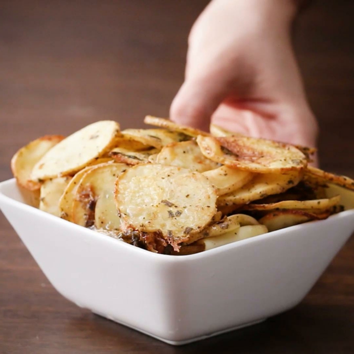 weiße schale mit chips kartoffelchips selber machen backofen fingerfood rezepte