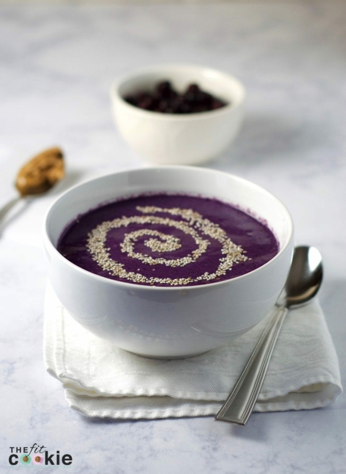 weiße schale mit lila smoothie mit blaubeeren und banane frühstück ideen gesund kreative rezepte zum selber machen
