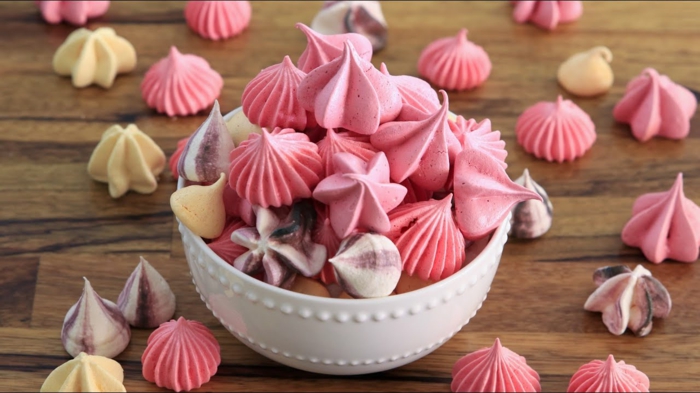 weiße schalle voll mit pinken meringue süßigkeiten baiser rezept einfach schnell zubereiten
