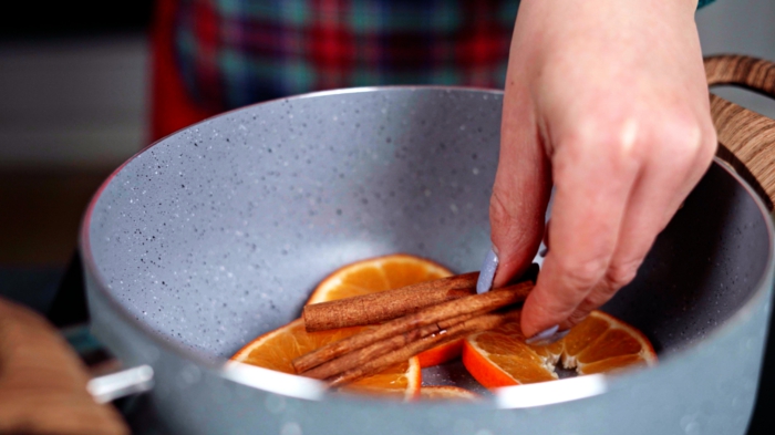 zimt und geschnittene orangen glühwein selber machen schritt für schritt