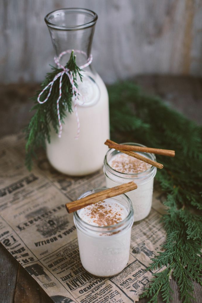 zwei gläser mit punsch eggnog recipe weihnachten leichte rezepte selber machen festliche inspiration