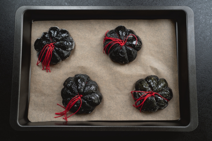 32 kürbisbrot backen mit schwarzem teig gruselige rezepte zu halloween selber backen kreative ideen und inspiration