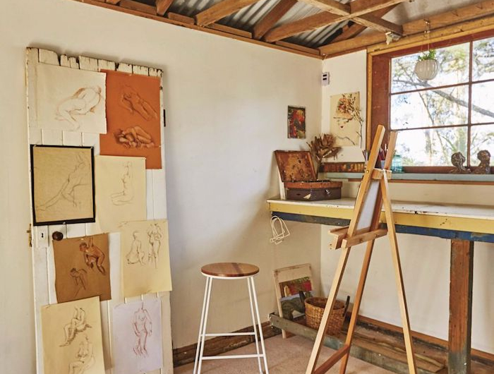 atelier einrichten garten holzhaus umwandeln ideen und inspiration kleiner bildständer aufgehängte zeichnungen kreative inspiration inneneinrichtung