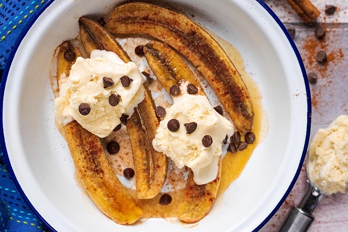 bananasplit leckere brunch ideen einfaches dessert mit bananen eiscreme und schokoladenchips