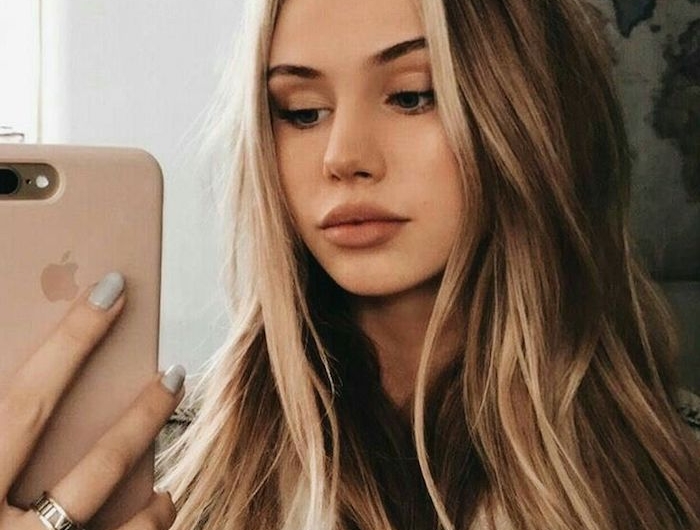 braune haare blonde strähnen vorne lange glatte haare mädchen macht selfie im spiegel apple i phone silberner ring am finger haarfarbe inspiration und ideen