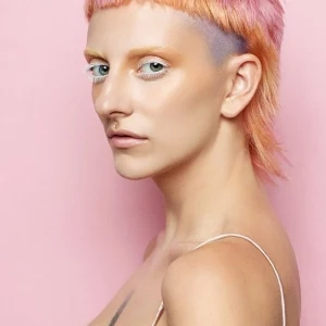 bunte kurze haare pink und orange frau mit ausgefallener frisur vokuhila coole haarschnitte