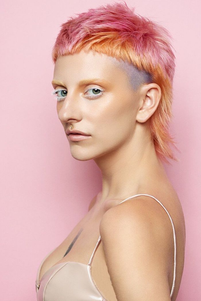 bunte kurze haare pink und orange frau mit ausgefallener frisur vokuhila coole haarschnitte