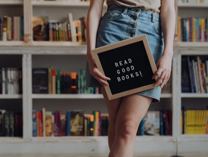 bücher im sommer lesen leseempfehlungen für die ferien mädchen in buchhandlung hält tabelle read good books denim shorts