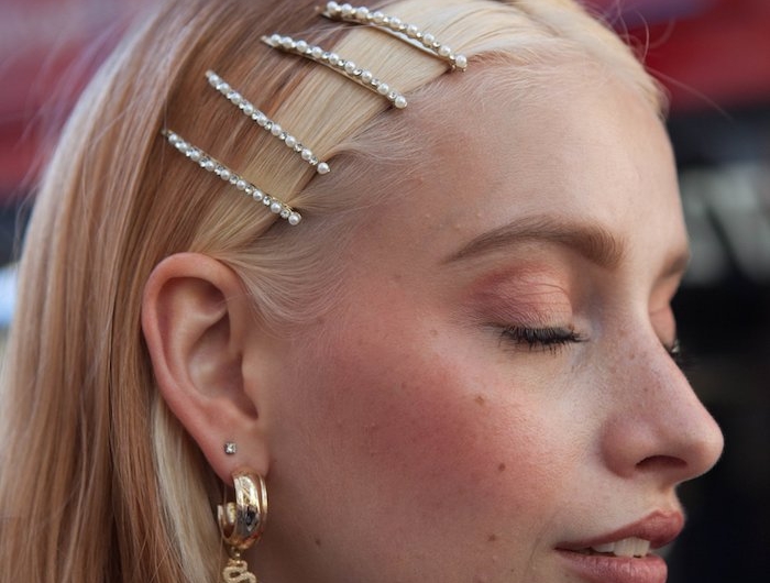 chunky highlights trend kurzer bob haarschnitt street style inspiration goldene ohrringe accessoires welche strähnen passen zu blonden haaren