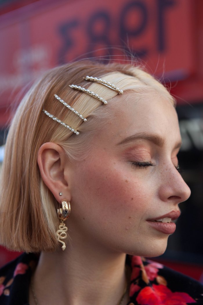 chunky highlights trend kurzer bob haarschnitt street style inspiration goldene ohrringe accessoires welche strähnen passen zu blonden haaren blonde strähne vorne