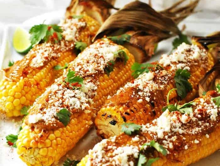 die besten beilagen zum grillen mexikanische gerichte mit gegrilltem maiskolben und frischer petersilie und käse
