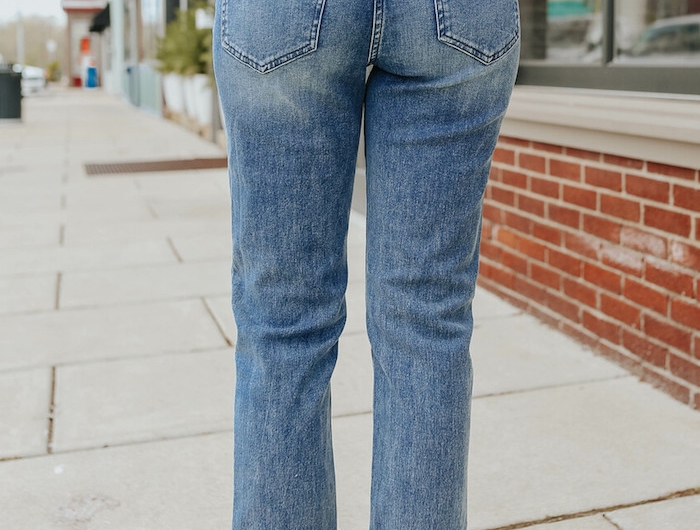 dunkle waschung jeans mit hohem bund paperbag hose stylen mit braunen schuhen mit absatz und weißem top styling inspiration