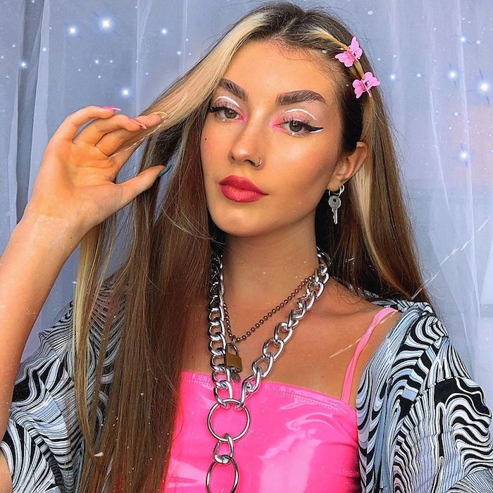 e girl outfit pinkes kleid große halskette pinker make up braune haare mit strähnen blond vorne ohrringe mit schlüssel