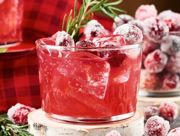 ein glas mit rotem cocktail mit vielen eiswürfeln kandierte äpfel selber machen ein löffel