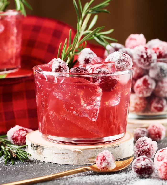 ein glas mit rotem cocktail mit vielen eiswürfeln kandierte äpfel selber machen ein löffel