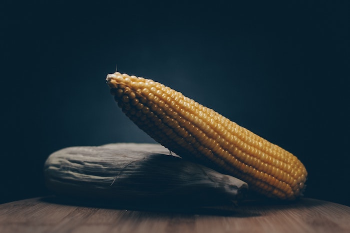 ein stein und ein großer gelber maiskolben rezepte für mexikanische gerichte