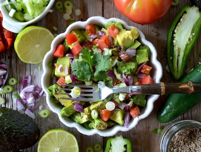 eine schüssel mit knoblauch salat zum grillen schnell gemacht gabel salat mit avocado