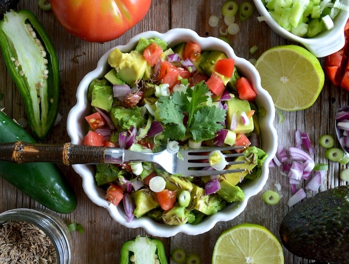 eine schüssel mit knoblauch salat zum grillen schnell gemacht gabel salat mit avocado