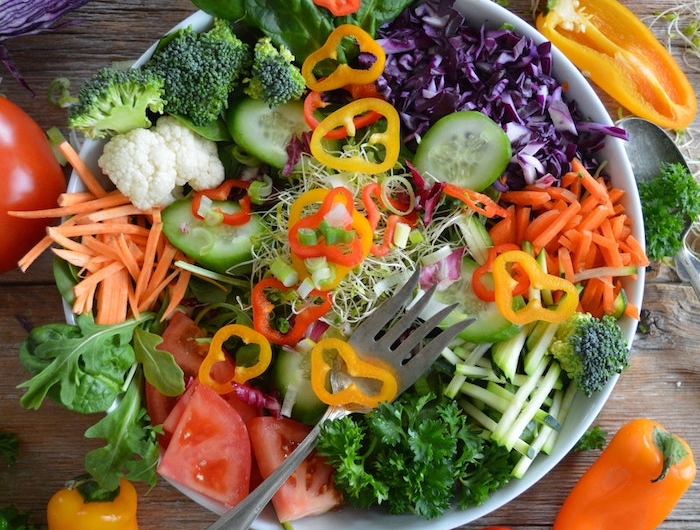 eine weiße schüssel mit salat mot brokkoli salat zum grillen schnell gemacht salat mit roten und gelben paprikas
