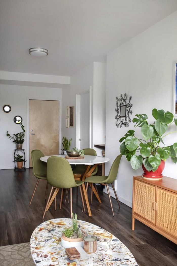 einrichtung ideen inspiration wohnzimmer mit essbereich runder weißer tisch grüne stühle ovaler kaffeetisch große grüne pflanze dunkler holzboden