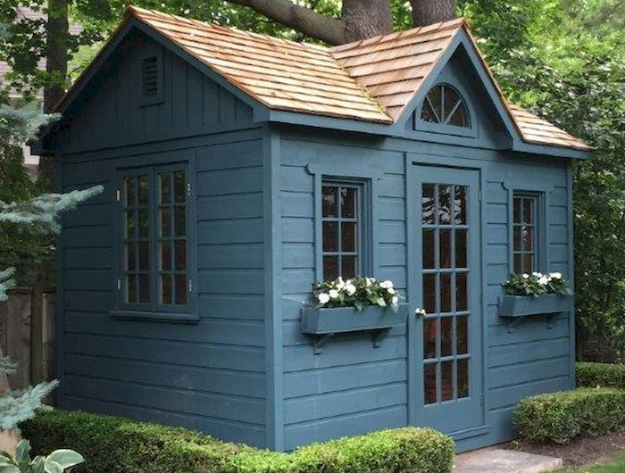 elegantes gartenhaus modern dunkel blau wie kann ich mein gartenhäuschen renovieren weiße blumen