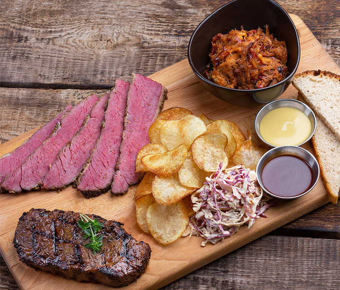 entrecote braten rib eye grillen rezept für ribeye steak new york steak mit chips und soßen