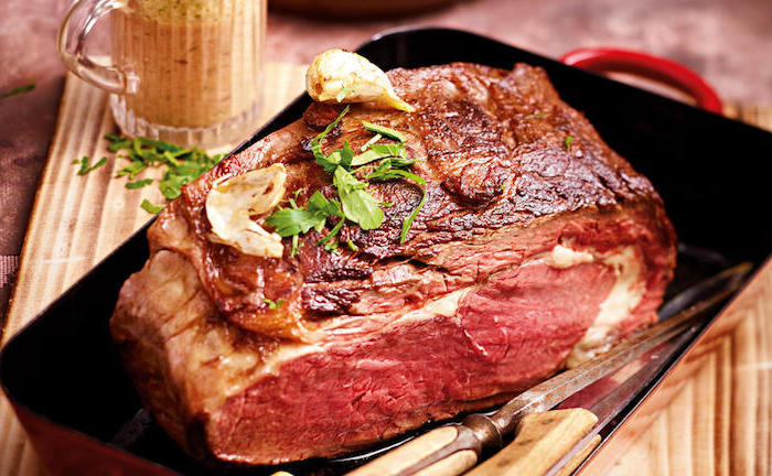 entrecote grillen steak rinder entrecote rip eye steak grillen großes stück mit knoblauch petersilie