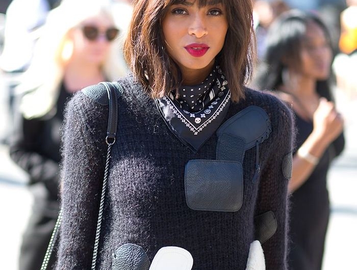 fashion week street style inspiration monochromes schwarzes outfit pullover mit flicken leicht geschmincktes gesicht roter lippenstifft