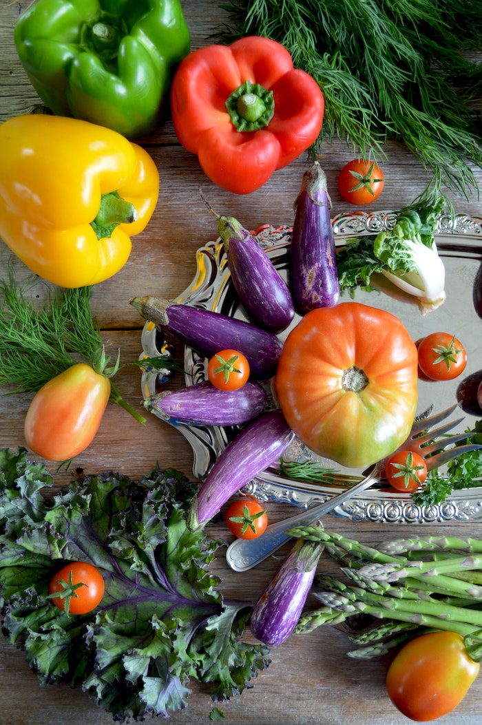 firsche gemüse was kann man für salate zum grillen machen grüne rote und gelbe paprikas