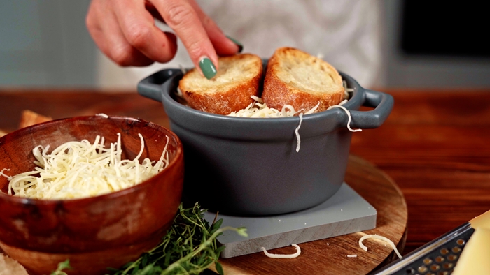 französische zwiebelsuppe rezept suppe mit zwiebel zubereiten bruschettas mit butter geriebener käse