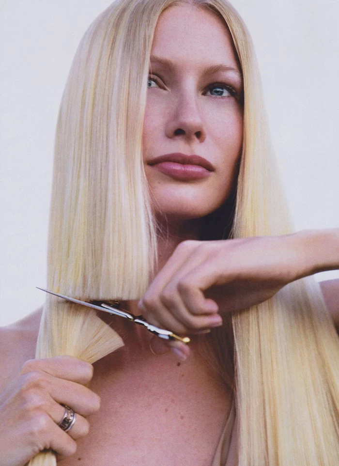 frau mit langen blonden haaren schneidet sich die haare ab bob frisuren mittellang kurze haarschnitte ideen