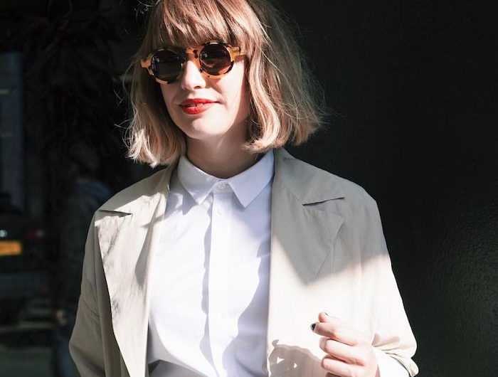 freche runde sonnenbrillen weißes hemd und jacke casual street style outfit coole kurzhaarfrisuren damen inspo dame mit blonden haaren