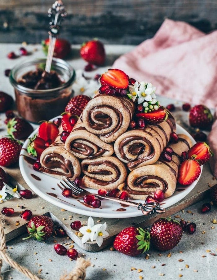 gefüllte pfannkuchen vegetarisch dünne pfannkuchen rezept füllung für pfannkuchen gerollte pfannkuchen mit schokoladen creme erdbeeren granatapfel samen