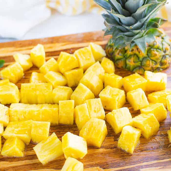 gelbe geschnittene ananas kandierte früchte selber machen ein brett aus holz