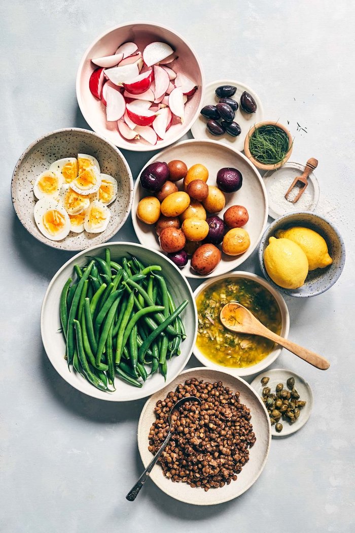gelbe zitronen salat zum grillen schnell gemacht zutaten für einen sommerlichen salat eier oliven und kartoffeln