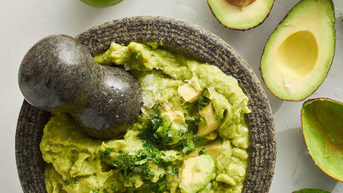 geschnittene frische avocados guacamole selber machen mit frischen avocados salate zum grillen ideen