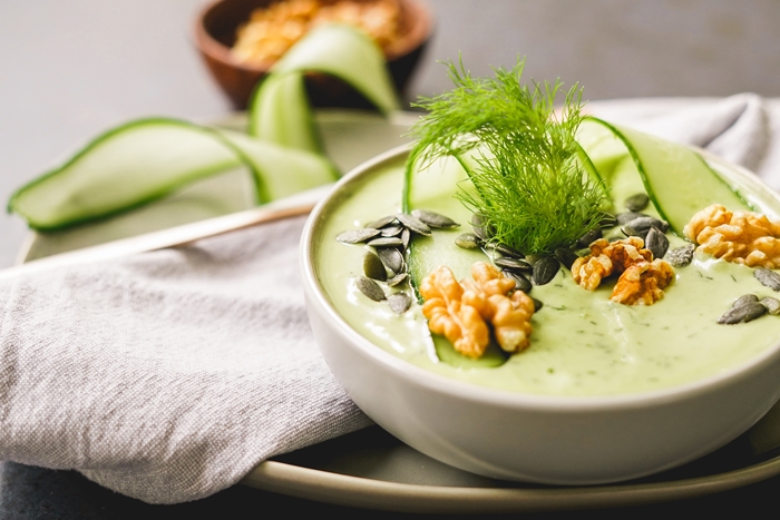 gesunde suppen avocadosuppe zubereiten leckere sommergerichte kalte gerichte ohne kochen
