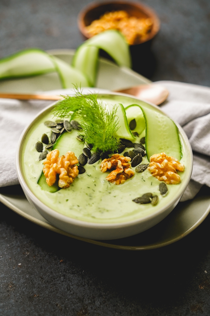 gesunde suppen einfache avocadocuppe mit gurke limetten und dill leckere rezepte