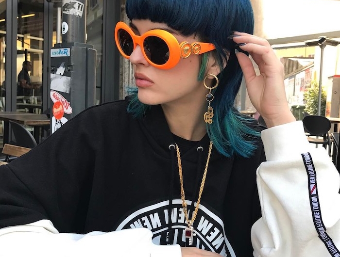 große orange sonnebrillen frau mit blauen haaren frisur vokuhila mullet frisur modern 2021