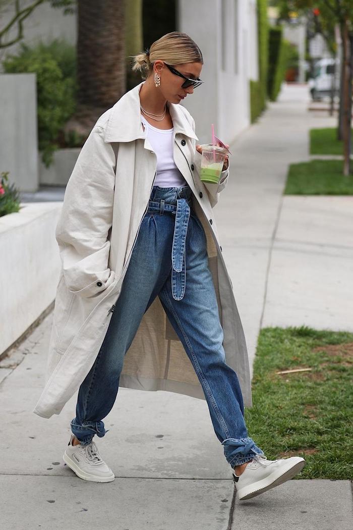 hailey bieber lange weite weiße jacke was ist eine paperbag hose jeans mit hohem bund sprotlich elegantes outfit