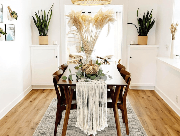 heller essbereich grüne pflanzen dekoration bilder esszimmer inspiration heller holzboden mit teppich minimalistische ausstattung