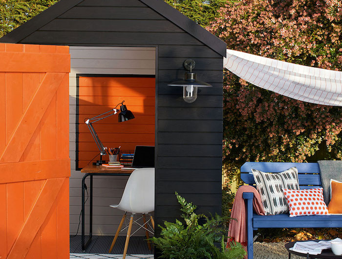 home office gartenhäuchen umgestalten kleines bür weißer stuhl orange wand gartenhaus mit terrasse blumentopf mit grüner pflanze