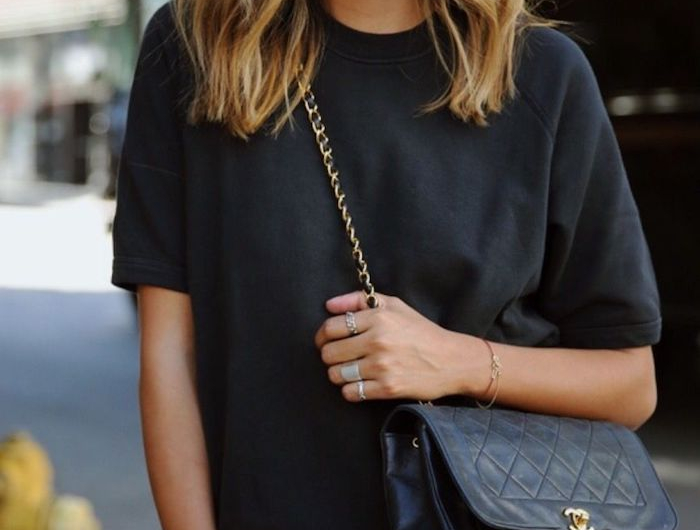 julie sirinana style inspiration casual outfit weites schwarzes t shirt und jeans short schwarze umhängetasche frisuren für mittellanges haar mit blonden strähnen