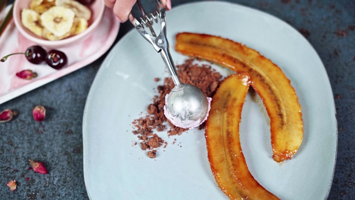 karamellisierter banenensplit dessert schritt für schritt zubereitung halbierte banane eiscreme kekskrümel