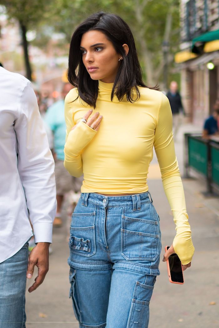 kendall jenner inspiration frisuren mittellang street style inspo casual outfit jeans mit gelbe rollkragenbluse