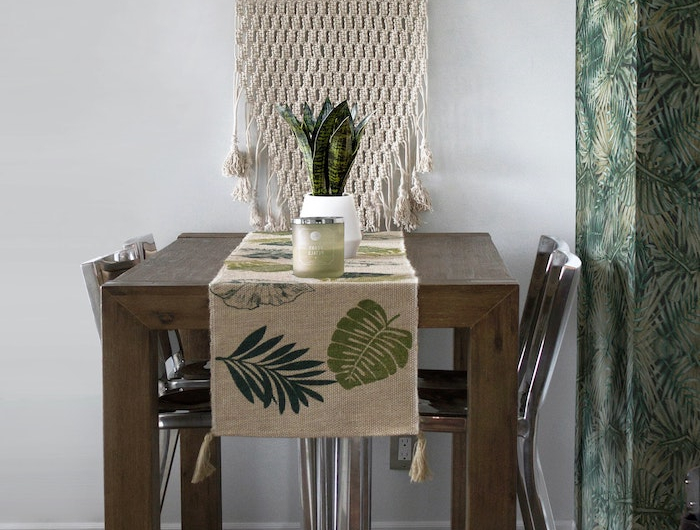 kleine wohnung ausstatten tisch ausholz esszimmer einrichten modern minimalistisch pendelleuchte aus metall kleine deko pflanze