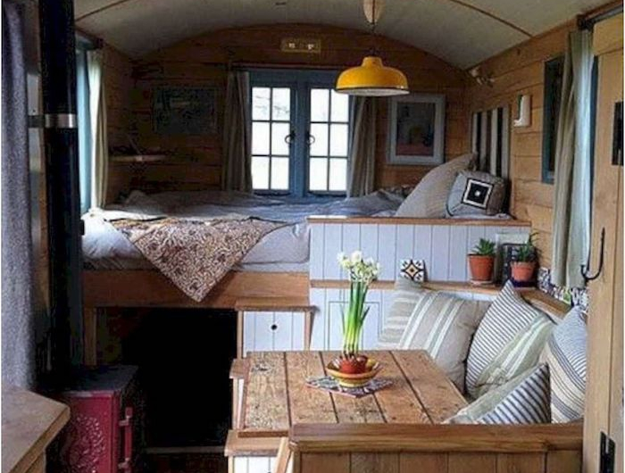 kleines schlafzimmer modernes gartenhaus hochbett mit schrank kleines sofa tisch aus holz