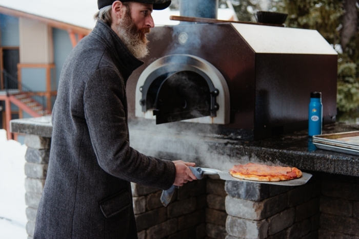 mann macht pizza im ofen wichtiges das sie vor dem kauf beachten sollten