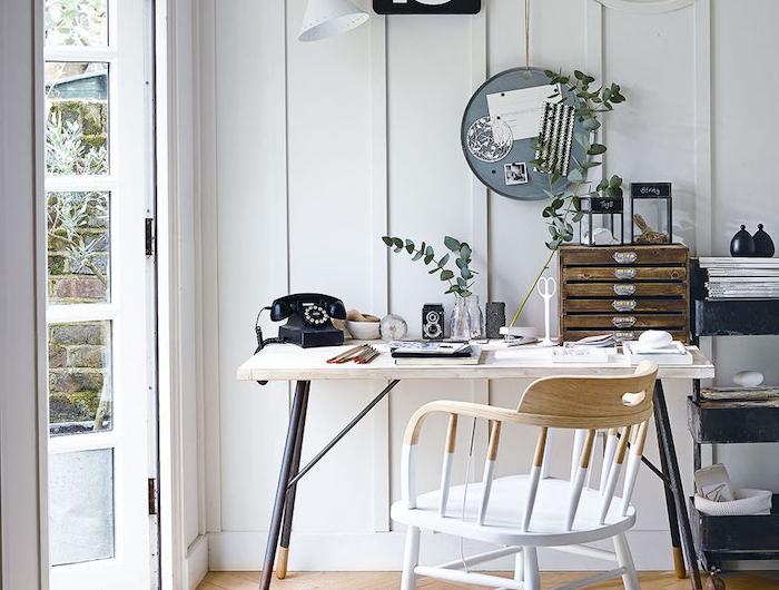 minimalistische inneneinrichtung home offcie ideen gartenhaus modern kleines rundes fenster stilvolles büro