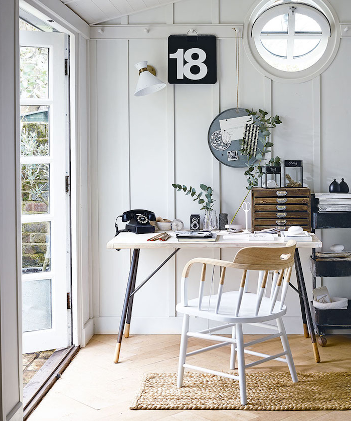 minimalistische inneneinrichtung home offcie ideen gartenhaus modern kleines rundes fenster stilvolles büro 